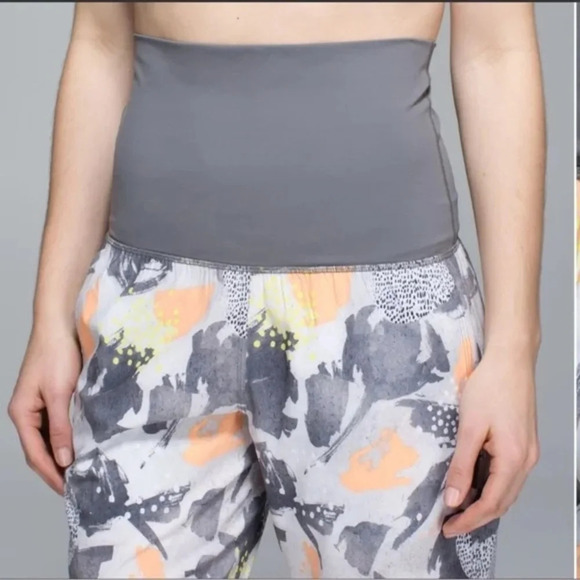 Lululemon Om Pant Mini Art Pop White Multi / Slate  Size 2 - Picture 4 of 13